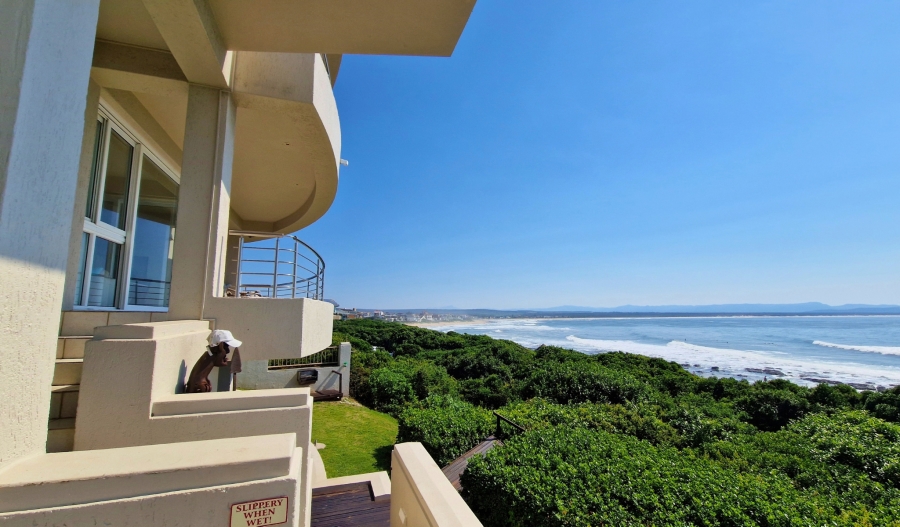 7 Bedroom Property for Sale in Wavecrest Eastern Cape